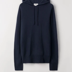 Soft goat hoodie - Fin tröja från Softgoat som jag tror är slutsåld. Nypris ca 3000 men säljer för 700 eftersom det finns ett litet hon under armhålan. (Syns knappt och är säkert lätt att sy igen bara att jag inte haft tid) 