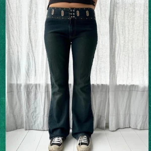 Lågmidjade jeans  - Så coola jeans! midjemått: 81 cm, innerbenslängd: 81 cm❤️❤️köpt second hand 