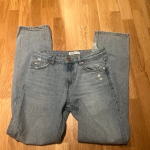 Jeans  - Mid waist jeans från pull & bear, storlek 34. Knappt använda 