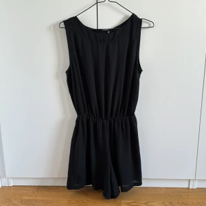 Selected Femme  - Svart byxdress i storlek 36.  