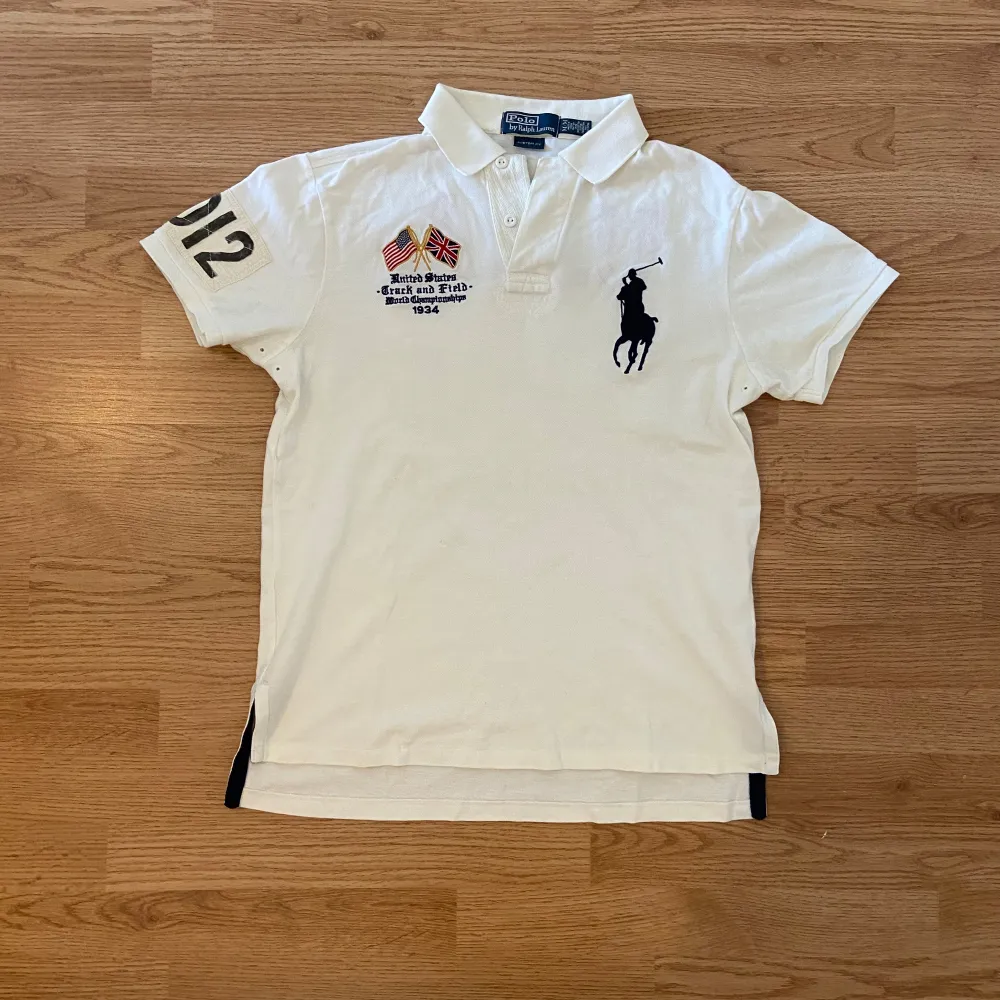 !skicka bud för snabb affär! Fet ralph Lauren usa piké, sädd på capo. Storlek M. Mycket bra skick. Skriv om ni undrar någonting eller om ni vill ha fler bilder 📲. T-shirts.