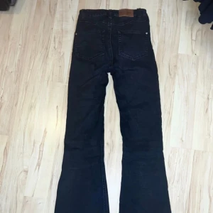 NA-KD svarta bootcut jeans - Svarta bootcut jeans med hög midja ifrån NA-KD💣🖤