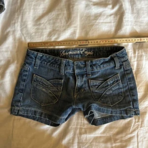 American eagel shorts  - Midjemått: 34cm Jag har ingen bilder hur dom sitter på!!! 