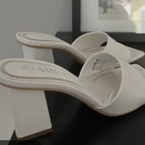 Klackskor - Obs. inte mina skor på bilden. Är just nu inte hemma, därav kan jag vid intresse skicka bilder på mitt exemplar när jag kommer hem nu till helgen den 10/8.  De jag har är i storlek 38 och är enbart använda en gång.