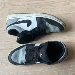 Nike Jordan 1  - Storlek 44,5.  Använda, finns en del skador
