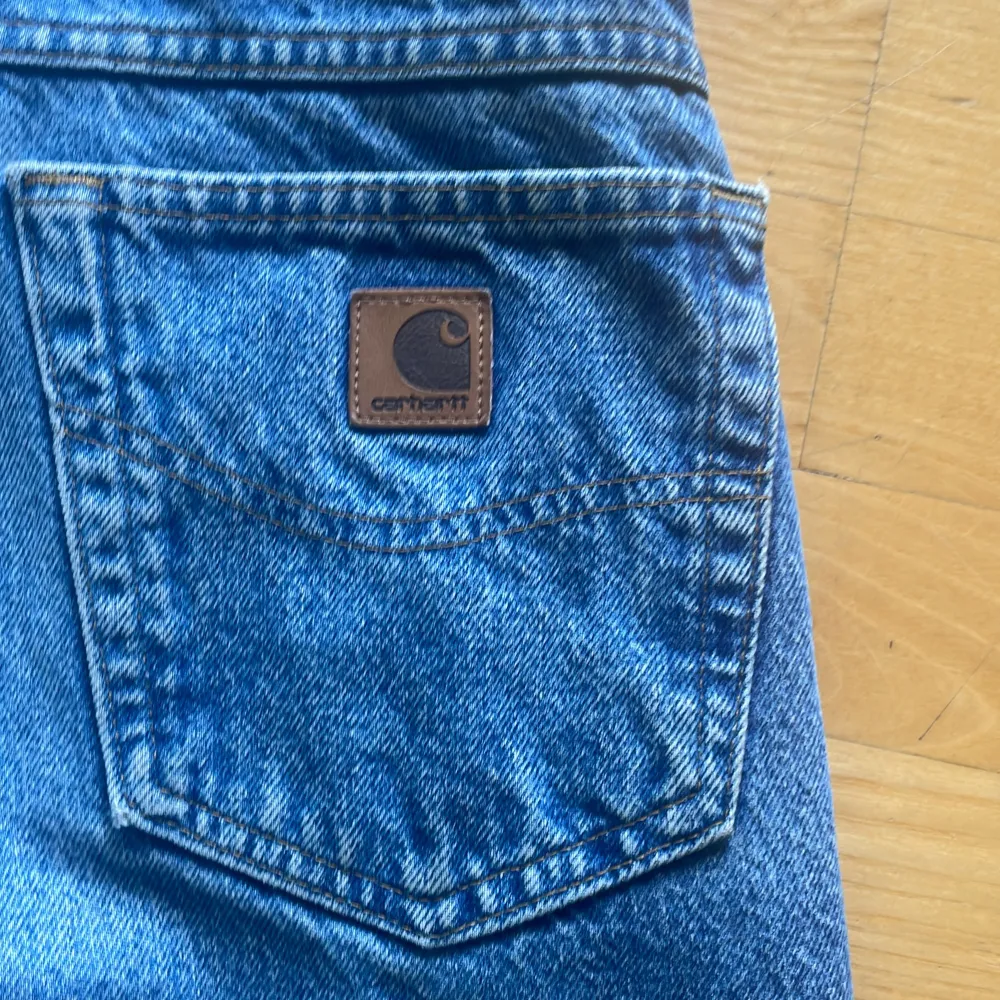 Ett par carhartt jeans i 7/10 skick lite slitna. Ytter ben 114cm och midja 54cm. T-paidat.