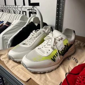 Louis Vuitton Run Away Shoes - WTS Louis Vuitton Run Away Shoes Storlek: LV7 (EU41) Skick: 9/10, medföljer dustbag Pris: 4500:-    Vänligen hör av dig vid frågor eller önskemål om mer bilder osv.