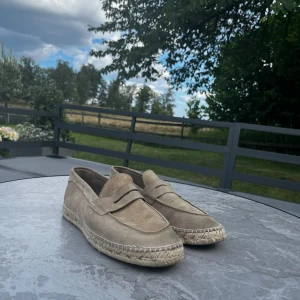 Loafers  - Biege Loafers från Massimo Dutti  Använda 5 gånger (skick 8,5/10)  