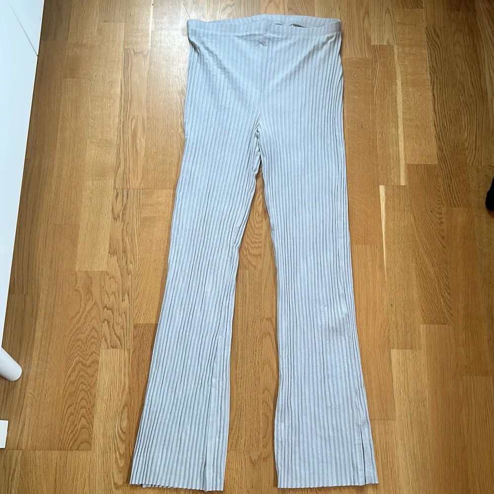 Jag säljer den eftersom att dem aldrig kommer till användning. Dem är högmidjade och raka. . Jeans & Byxor.