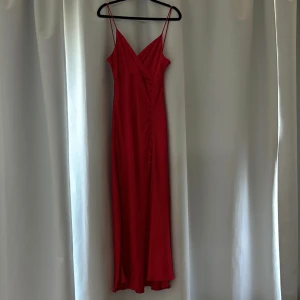 Satinklänning  - Säljer denna jättesnygga satinklänning från zara i storlek m. Den är i fint skick! 