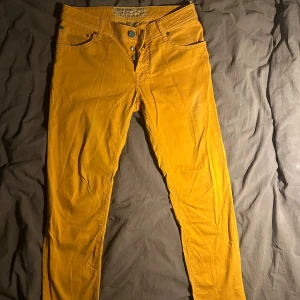 Jacob Cohën Byxor - Säljer dessa schyssta orangea Jacob Cohen byxor då de inte kommer till användning. Byxorna är i fint skick men har en liten fläck på vänstra byxben, därav priset, annars toppskick. Nypris ca 3000 kr, storlek 31. Skriv vid frågor eller funderingar!