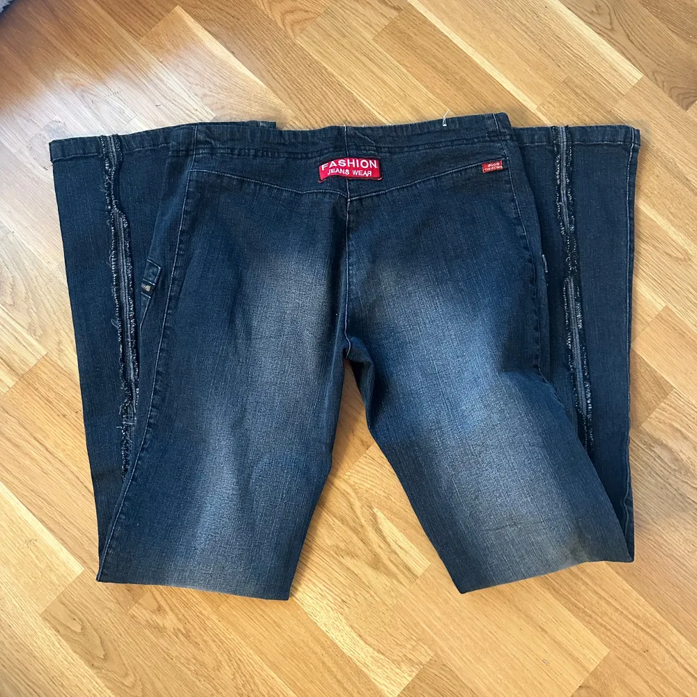 säljer dessa supercoola jeans som tyvärr inte passar mig. Pris kan diskuteras. Jeans & Byxor.