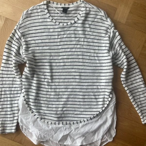 Randig stickad tröja - Blå- och vitrandig stickad tröja från Lindex i storlek L. Passar perfekt till hösten!