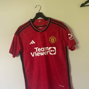 Manchester United Player version fotbollströja - Säljer min Garnacho tröja, player version, väldigt fint skick, kom privat vid frågor eller för mer bilder