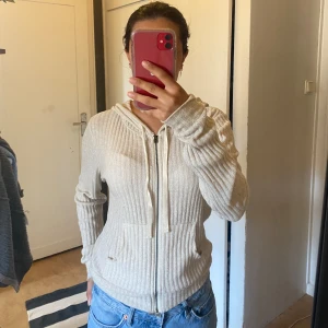Ribbstickad hoodie - Jätte gullig ribbstickad hoodie från abercrombie and Fitch, perfekt för hösten och skolan. Säljer då den inte kommer till användning 