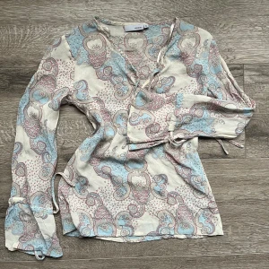 Tröja - Köpt secondhand utan defekter!! säljer eftersom den var lite liten 🎀