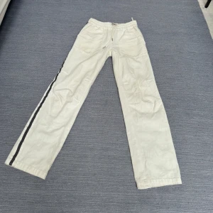 Zadig&Voltaire linnebyxor  - Assnygga linnebyxor från Zadig! Midwaist, straight med en glittrig rand på sidan av benen❣️❣️Orginalpris runt 3500