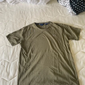 Gant T shirt - Jätte fint skick  Storlek 176