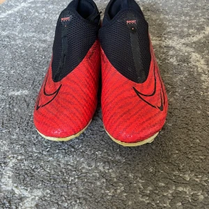 Nike phantom gx  - Ett par röda Nike phantom gx skor. Skick 7/10 för att vara fotbollsskor. Ordinarie pris är 1100 Om ni undrar något så är det bara att fråga.😁