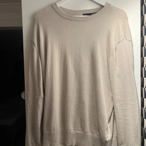Beige stickad tröja från lager 157 - Beige stickad tröja från lager 157. Skick 10/10, använd en gång. Storlek S