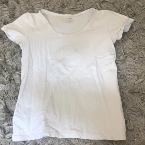 T-shirt  - Basic vit T-shirt som inte kommer till användning längre💞 den har en liten fläck 