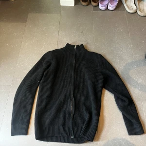 defacto kofta - jättebra kvalite fint tyg knappt använd då den är för liten för mig orginal pris 999