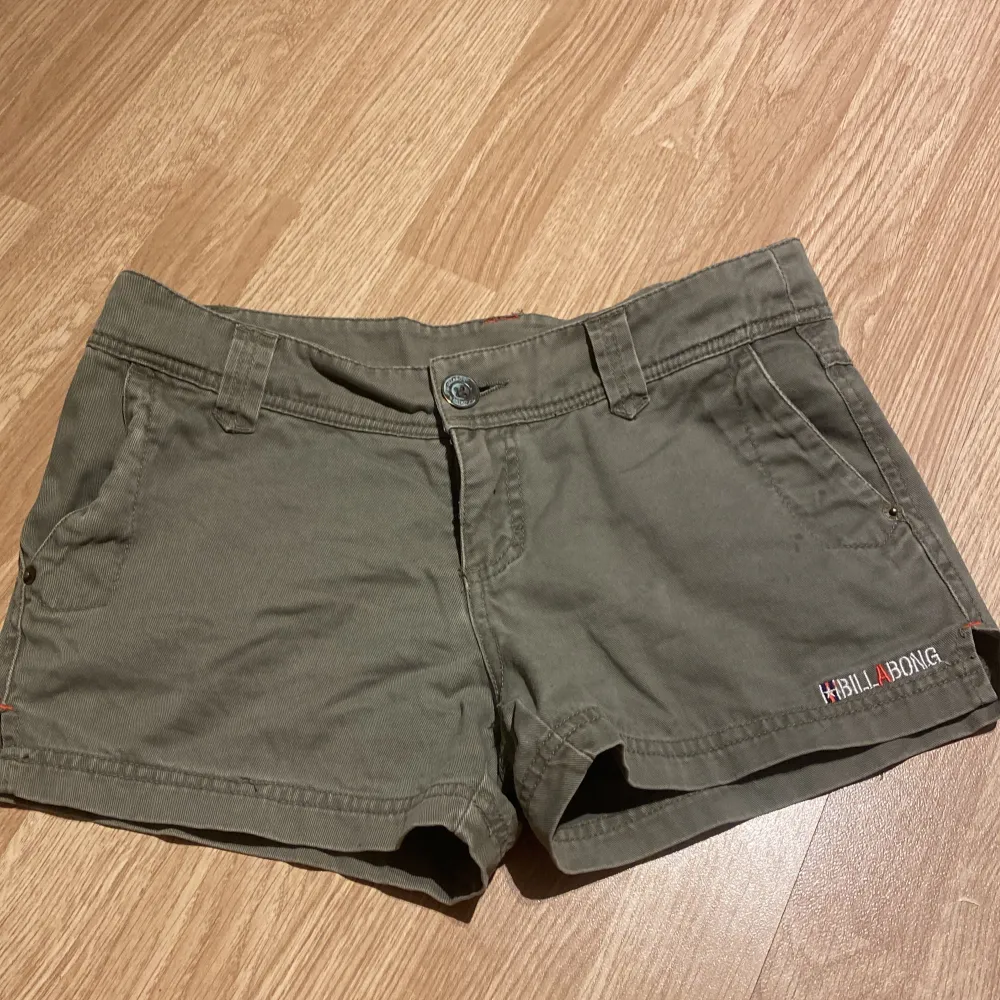 Snygga gröna shorts köpta i Spanien lågmidjade . Shorts.