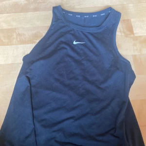 Nike linne - Sport Nike linne storlek 140cm-150cm(kids). Hoppas ni köper🤍🤍