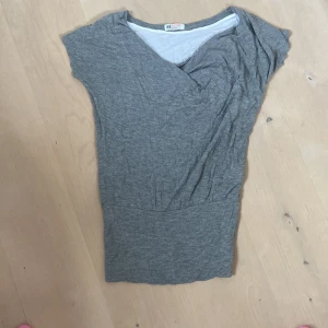 Tshirt - Tshirt från hm i strl xxs-xs ( passar upp till s eller kanske m, bra skick inga fläckar.