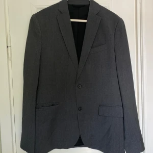 J.Lindeberg kostym - Grå kostym från J.Lindeberg i bra skick. Storlek 46