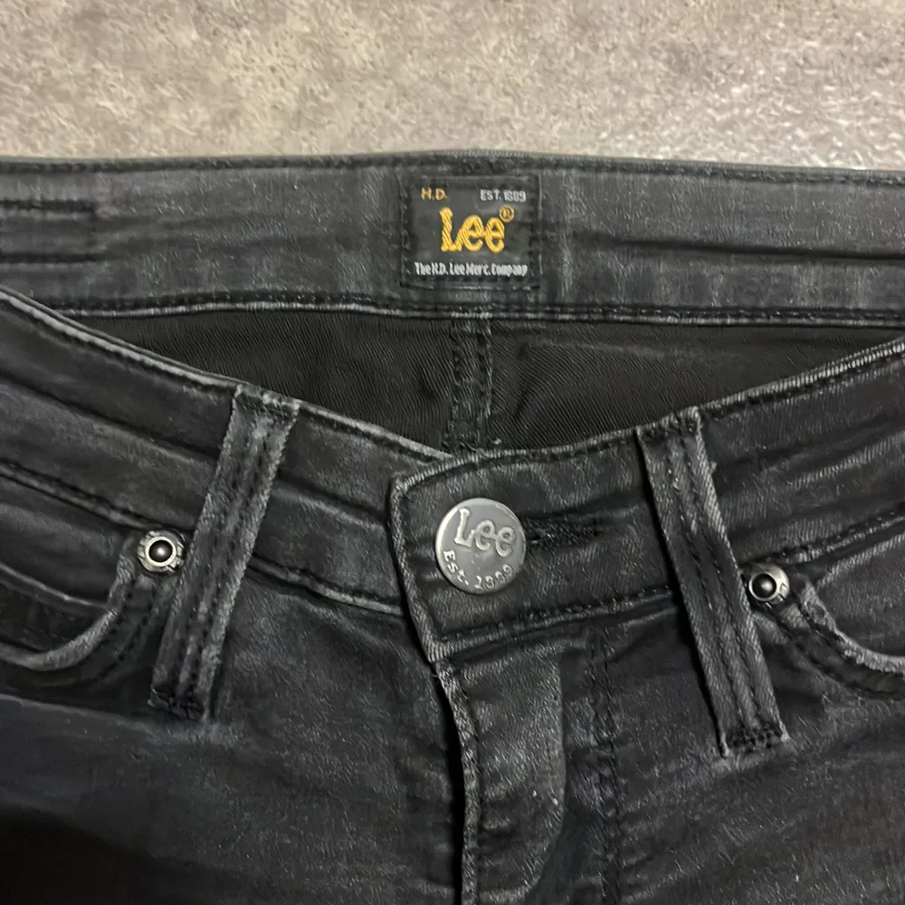 Lågmidjade svarta jeans jätte bekväma stretchiga jeans köpt för 739 kr säljer för 250 pris går att diskutera storlek xs/s 💕. Jeans & Byxor.