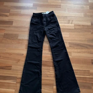 Bootcut svarta jeans - Storlek xs, längd 32. Använda kanske 2 gånger. Enligt lapp är dom high waisted men jag anser jeansen som mid waist. Bra skick. 