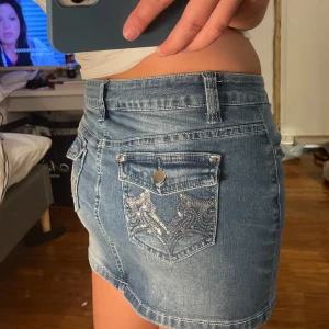 Lågmidjad jeans kjol - Lågmidjad kjol med paljetter på baksidan 