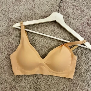 Helt ny, helt oanvänd BH, märke LAVANIA, stl L - Otroligt mjuk och skönt material, syns ej under kläder. BH, märke LAVANIA, aldrig prövad, helt ny. Stl L. Beige. 