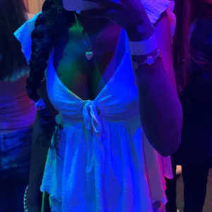 Vit topp - Säljer denna vita topp från lager 157 i stl Xs. Toppen är Max använd 8ggr, kom privat för fler bilder. Tröjan har inga defekter och är i nyskick, pris kan diskuteras