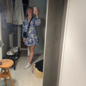 Zara klänning  - Säljer min sjukt snygga klänning från zara i storlek S. Säljer för 250kr+frakt men pris kan diskuteras vid snabb affär. 