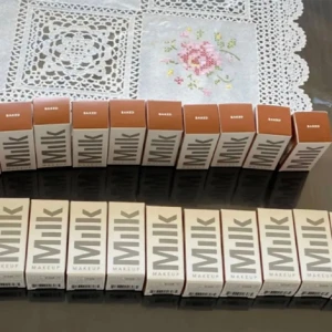 Milk bronzer stick - Baked (oanvänd) - Säljer milks i öppnad förpackningar för mycket billigare pris än originalet! Dem är varken amvändda eller öppnade förpackningar. Nypris: 280kr! Skriv i dm för mer info och för hjälp med pris!