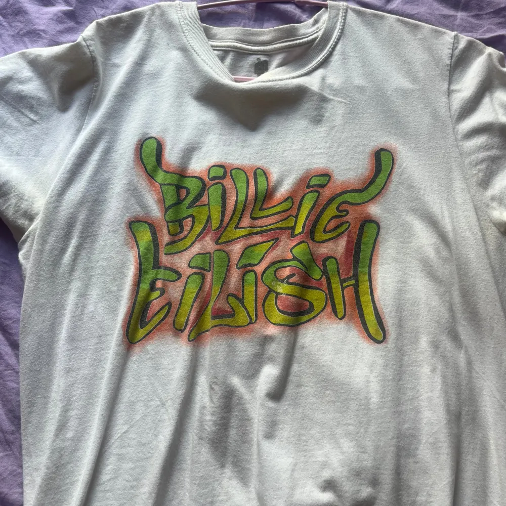 billie eilish t-shirt, jättecool o fin! . T-shirts.