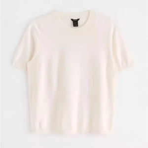 Finstickad t shirt  - Väldigt fin tröja i bra skick, inga slitningar eller permanenta fläckar💕