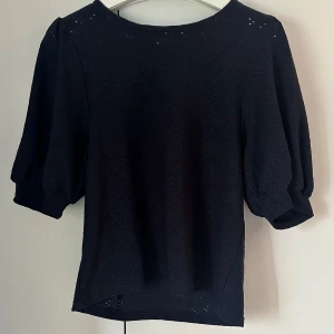 Blå blus  - Säljer denna super söta blusen då den inte kommer till användning, endast använd fåtal gånger!💞pris kan absolut diskuteras!