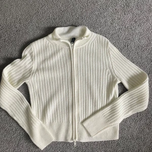 KOFTA - fin kofta från hm som inte används! det står L men skulle absolut säga XS-S!