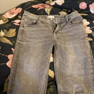 Säljer dessa sjukt snygga boot cut jeans! Original priset är 350kr. Inga fläckar eller hål.