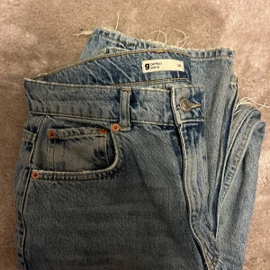 Gina Tricot Jeans - Premium Denim, Mid waist, med hål i knäna 