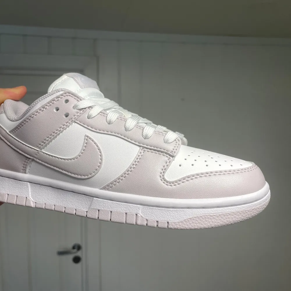 Helt nya Nike Dunks Grey Fog. Fråga gärna om du har några frågor!  Skorna är faktiskt unisex, inte bara för damer. 😊  Storlek: 39 EU.  Retur om du inte är nöjd🙂. Skor.