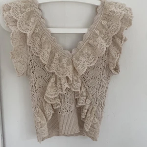 Populär zara topp biege - Populär och slutsåld zara topp i biege!!