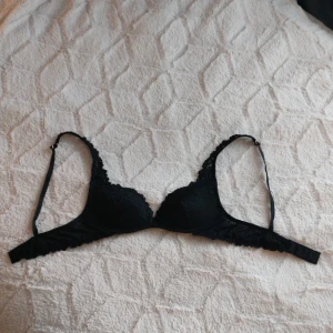 Intimissimi bh super push up 💖 - Jätte fin, Hel svart intimissimi push up bh💕 I storlek 70b då banden över axlarna går att ändra och även bandet under bysten går att reglera 4 steg. Använd men mycket fint skick,Används inte längre då jag gillar inte Puch up.👌🩷 