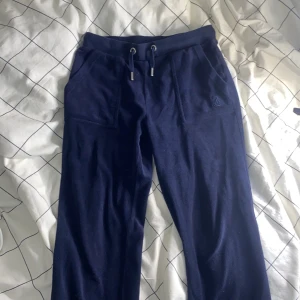 Juicy Couture byxor - Jag säljer ett par juicy byxor för att de var för små. De är lite slitna, i fickan på backsidan är de lite knopprigt. Och snörerna är lite sönder men man kan sätta på de igen. De är i storlek 134/140, säljer för 300 och ny pris 600/700. Köpte 2022. 