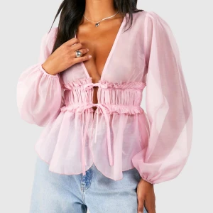 Rosa blus - En helt ny blus från boohoo som är oanvänd med prislappen på. Den är i storlek 42 och den är väldigt liten så skulle säga att den passar på en M eller S.