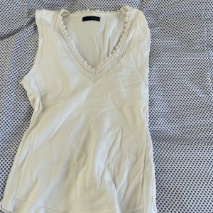 Topp med detaljer  - Fin of white topp från bondelid😍