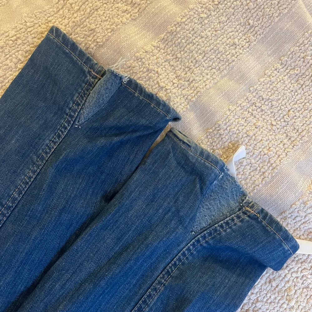 Lågmidjade jeans från acne. Jag har sytt på en ny tygbit nere på jeansen för att få dem lite mer bootcut❤️❤️. Jeans & Byxor.